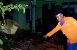 Video Angin Puting Beliung Hancurkan Sejumlah Rumah di Cirebon