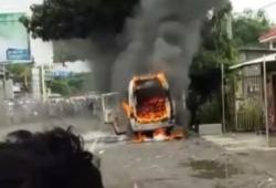 Detik-Detik Mobil Travel Asal Bali Terbakar hingga Keluarkan Ledakan