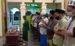 Hujan Tangis Warnai Pemakaman Chacha Sherly Eks Trio Macan di Sidoarjo <
