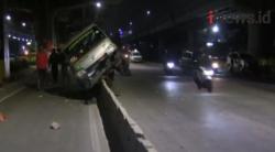 Video Mobil Pikap Pengangkut Sayur Tersangkut di Separator Transjakarta Jatinegara