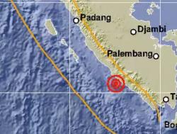 Gempa M5,8 Guncang Bengkulu, Warga Panik Keluar Rumah<