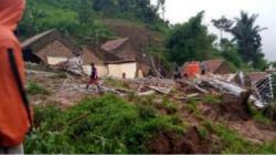 Tanah Longsor Terjang Cimanggung Sumedang, 12 Orang Belum Diketahui Nasibnya<