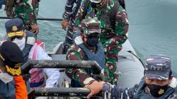 Panglima TNI Pantau Pencarian Pesawat Sriwijaya Air dengan Perahu Karet