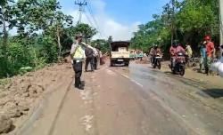 Pascalongsor Jalan Cijapati Garut Kembali Dibuka, Kendaraan Melintas Harus Bergantian<