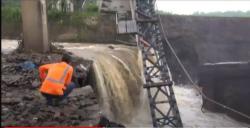 Penampakan Pilar Jembatan KA di Brebes Putus, Petugas sedang Memperbaiki 