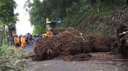 Longsor Terjang Salawu, Jalan Utama Tasikmalaya-Garut Sempat Terputus