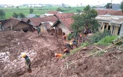 16 Korban Bencana Longsor Cimanggung Sumedang Ditemukan, 23 Masih Dicari<