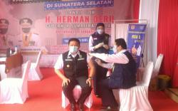 Disuntik Vaksin Corona, Herman Deru: Tidak Ada Rasa<