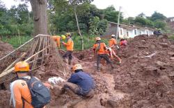 Pemprov Jabar Segera Relokasi Warga Terdampak Longsor Cimanggung Sumedang<