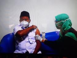Wagub Jabar Nyaris Gagal Divaksin Gegara Tensi Darah Naik<