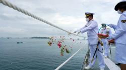 Kenang Pertempuran Heroik di Laut Arafura, TNI AL Tabur Bunga dari KRI Teluk Lada