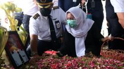 Isak Tangis Iringi Pemakaman Kopilot Nam Air Fadly Satrianto, Korban Sriwijaya Air 