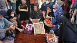 Isak Tangis Keluarga Iringi Pemakaman Pramugari Nam Air Isti Yudha Prastika