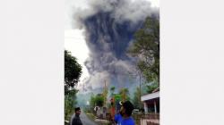 Penampakan Gunung Semeru Erupsi Luncurkan Awan Panas Sejauh 4,5 Kilometer