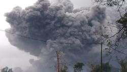 Gunung Semeru Meletus, Asap Hitam Membubung Tinggi<