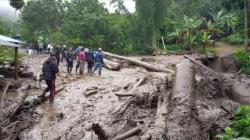 Banjir Bandang Kawasan Puncak Bogor Disebabkan Air Sungai Cisampay Meluap<