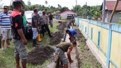 Aparat TNI-Polri dan Warga Bersihkan Kawasan Pascabanjir di Halmahera Utara 