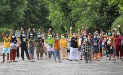 Mengharukan, Pertemuan Jarak Jauh Ganjar dengan Pasien Covid-19  di Asrama Haji Donohudan