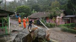 Tim SAR Gabungan Semprot Sisa-Sisa Lumpur Banjir Bandang Gunung Mas