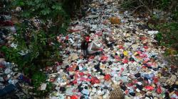 Penampakan Lautan Sampah hingga Air Kali di Depok Tidak Terlihat Bikin Resah 
