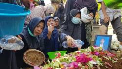 Isak Tangis Keluarga Iringi Pemakaman Korban Sriwijaya Air SJ-182 Asal Lubuklinggau