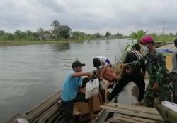 Video Tempuh 4 Jam Perjalanan, Marinir DIstribusikan Bantuan Korban Banjir Kalsel