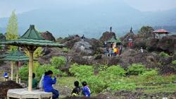 Spot Foto Bebatuan Alam Gunung Guntur Jadi Daya Tarik Wisatawan