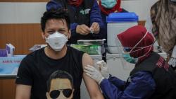 Video Ariel Noah Jalani Vaksinasi Covid-19 Tahap Kedua di RSKIA Bandung