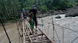Warga Garut Nekat Melintasi Jembatan Gantung yang Rusak