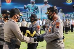 Kapolda Jateng Sematkan Pin Emas Kapolri kepada Dirnarkoba atas Sejumlah Prestasi 