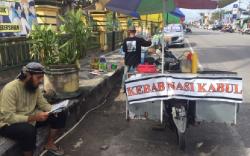 Bule Argentina Jualan Nasi Kebuli di Kobar Ternyata Mualaf Bernama Umar