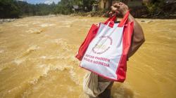 Begini Perjuangan Korban Banjir Kalsel demi Dapat Sembako Presiden Jokowi