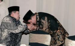 Muncul Foto Moeldoko Cium Tangan SBY, Dihubungkan Isu Kudeta Partai Demokrat<