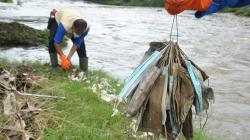 Sungai Ciliwung Tercemar Sampah Masker Medis Bekas Pakai