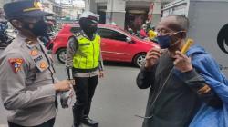 Tekan Angka Covid-19, Polrestabes Bandung Bagikan Ribuan Masker