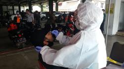 Sopir, Penumpang, dan Pedagang di Terminal PAB Cimahi Jalani Rapid Test Antigen