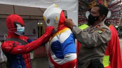 Polisi bersama Superhero Bagi-Bagi Masker dan Vitamin di Kawasan Senen