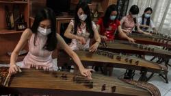Deretan Perempuan Cantik Bermain Alat Musik Kecapi China