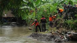 Prajurit TNI Perbaiki Tanggul Sungai Slegrengan Klaten yang Jebol