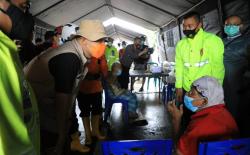 Cek Dapur Umum Banjir Semarang, Ganjar: Tidak Boleh Ada yang Kelaparan Ya