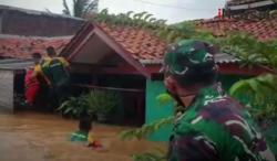 Video Yonif Para Raider Kostrad Kerahkan Tim Evakuasi Bantu Korban Banjir Karawang