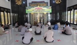 Ikuti Imbauan Kapolri, Polisi di Sumenep Ngaji Kitab Kuning seperti di Pesantren 