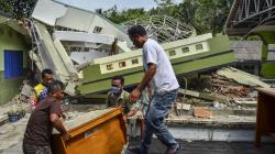 Sekolah Ambruk akibat Pergerakan Tanah di Desa Singajaya Tasikmalaya<