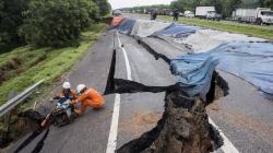 Penampakan Jalan Tol Cipali KM 122 Ambles Ditutup Terpal<