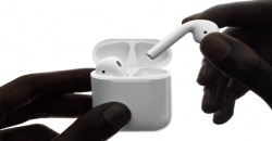 Pria Ini Tak Sengaja Telan AirPod saat Tidur
