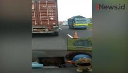 Video Jalan Tol Cipali Ambles, Kemacetan Capai 2 Kilometer<