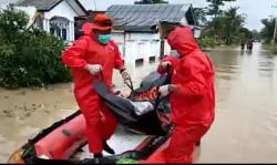 Satu Korban Banjir Indramayu Meninggal, Tim SAR Evakuasi dengan APD Lengkap<