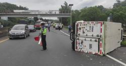 Diduga Pecah Ban, Light Truck Box Terbalik di Tol Cipularang