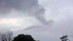 Gunung Raung Meletus Hari Ini, Hujan Abu Guyur Sejumlah Desa di Jember