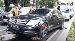 Video Mobil Mewah Parkir Sembarangan Diderek Paksa Petugas di Cikini Jakpus